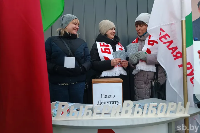 В Гомеле на предвыборные пикеты приходят всей семьей