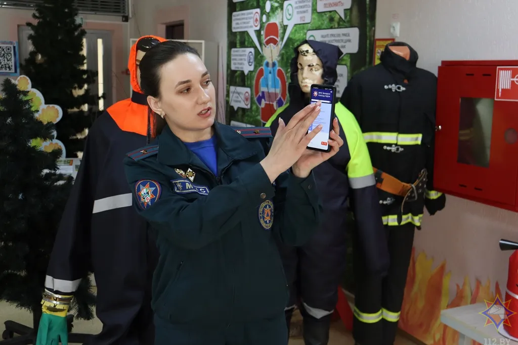 Как калинковичские спасатели учат семьи правилам безопасности