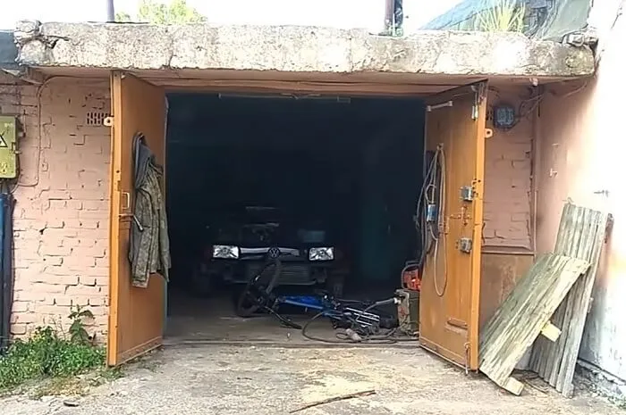 Видеофакт. МЧС вскрыли гараж с заведённым автомобилем и спасли мужчину