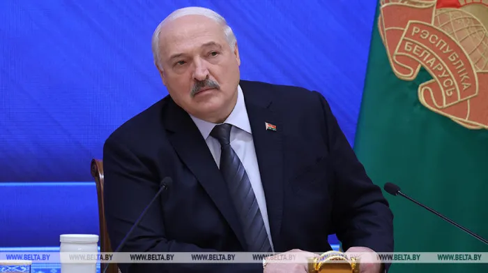 Лукашенко требует снизить внешнюю дебиторскую задолженность и обеспечить возврат валютной выручки в страну