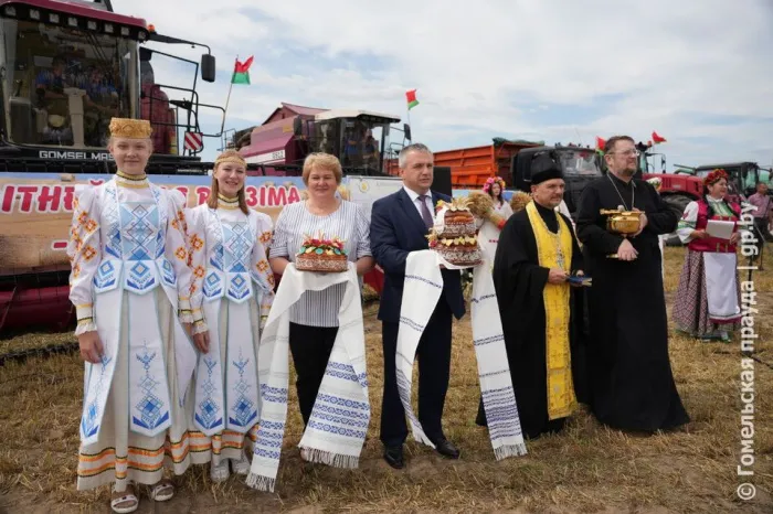 Славим зерно, землю, хлебороба! Областные Зажинки в Мозырском районе дали старт уборочной кампании