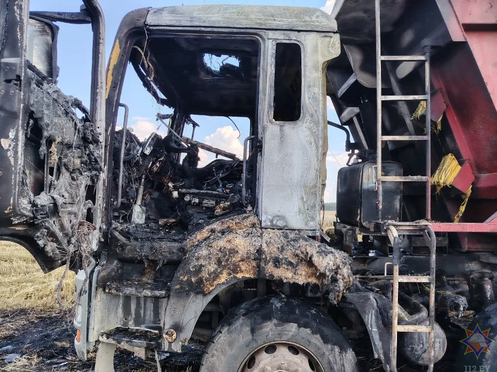 Увидели загорание и проследовали к месту пожара: в Речицком районе в поле горел грузовик