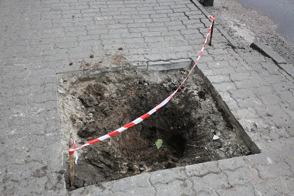 Фотофакт. На улице Советской выкопали ямы на месте погибших деревьев