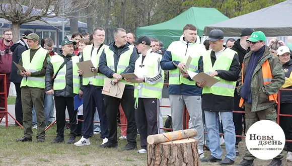 В Жлобине состоялся турнир по колке дров «Як Бацька навучыў»