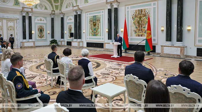 Александр Лукашенко ответил тем, кто "тиктокается": нужно трудиться и смотреть на себя, прежде чем критиковать других