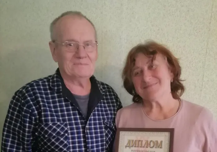 Пятьдесят лет вместе, а в зеркале – все те же молодожены: золотых юбиляров Ярославцевых поздравили в Гомельском районе