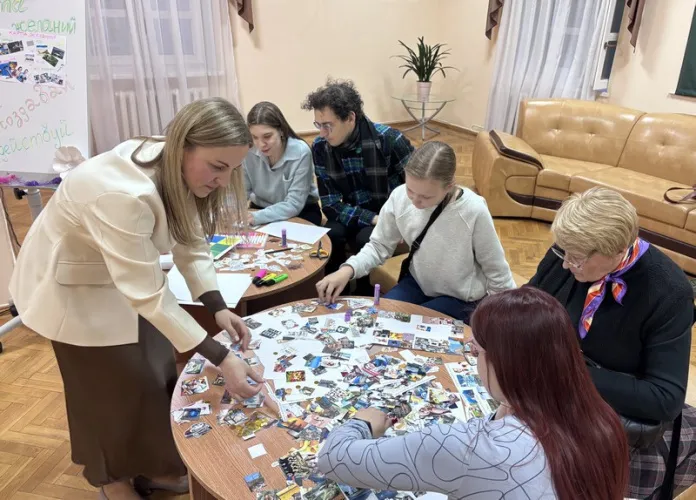 В областной библиотеке имени Ленина «Библионочь» посвятили женщине – гости составляли карты желаний и увидели спектакль по Чехову