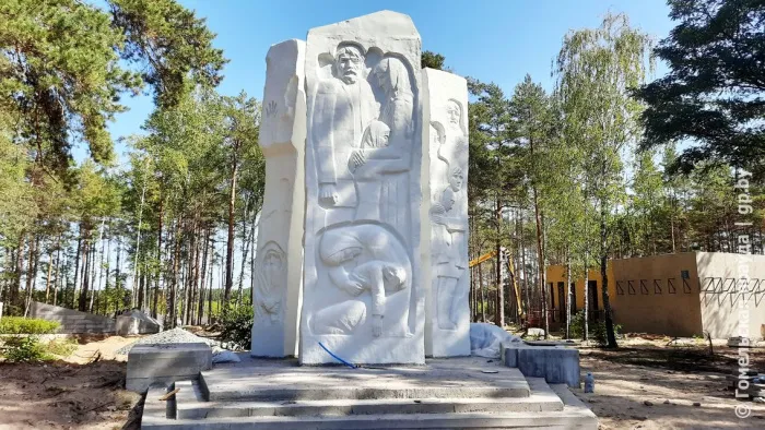 В мемориальном комплексе в память узников Озаричского лагеря смерти полным ходом идет большая реконструкция