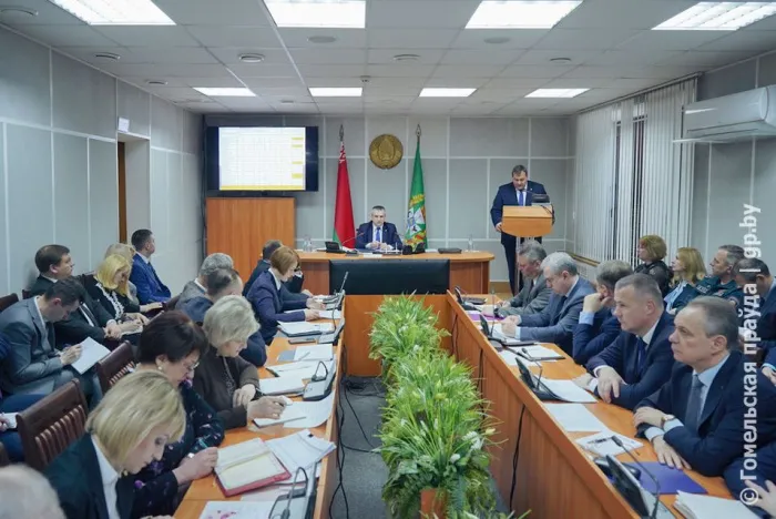 Надо бы ускориться. На аппаратном совещании облисполкома обсудили вопросы посевной и подготовки сельхозтехники к полевым работам