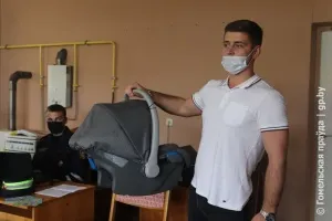 Сотрудники ГАИ Гомельщины рассказали будущим мамам о безопасной транспортировке детей в автомобиле