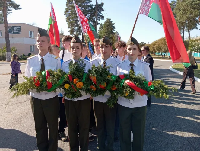 В Комарине состоялись торжественное шествие трудовых коллективов и митинг, посвящённые 82-летию освобождения от немецко-фашистских захватчиков и 640-летию городского посёлка