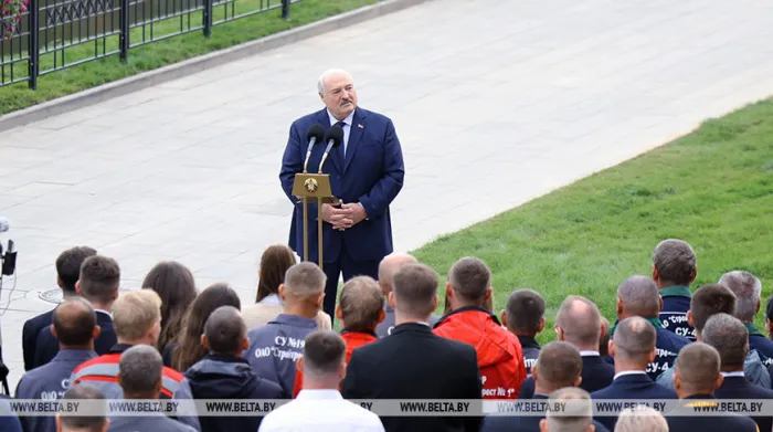 Ходить босиком и заниматься спортом. Лукашенко дал совет, как не болеть