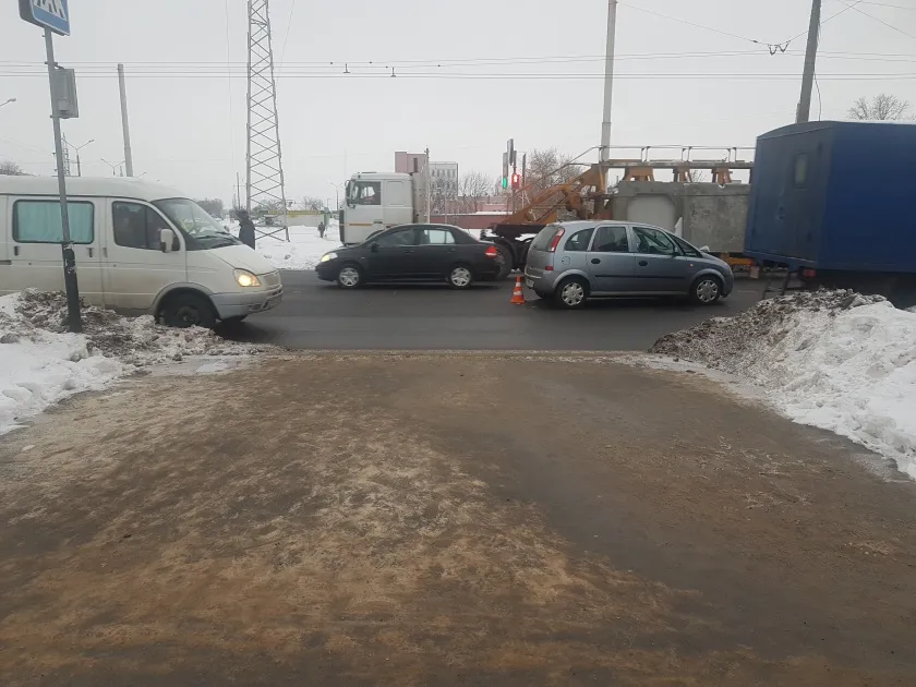 Водитель "Опеля" не пропустил женщину на пешеходном переходе в Гомеле