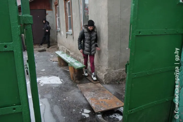 Мокрая проблема по наследству. Талые воды и дожди на протяжении 15 лет затапливают огород жлобинчанки