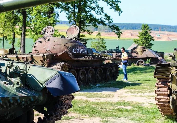 В Беларуси можно покататься на танке и построчить из пулемета