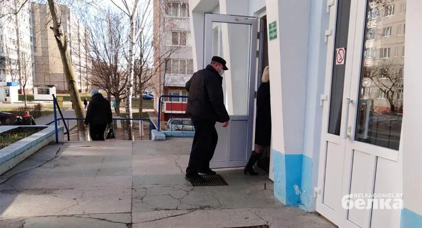 В Гомеле из поликлиники в разгар дня забрали мужчину с подозрением на коронавирус