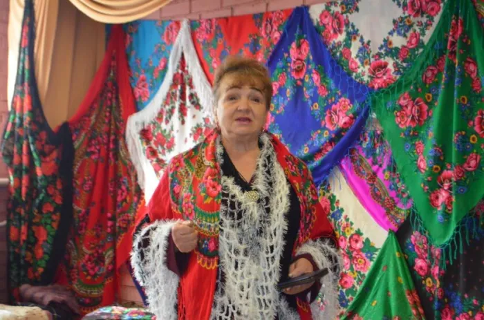 То, что дорого сердцу… О выставке платков, которая проходит в Октябрьском Центре истории и культуры