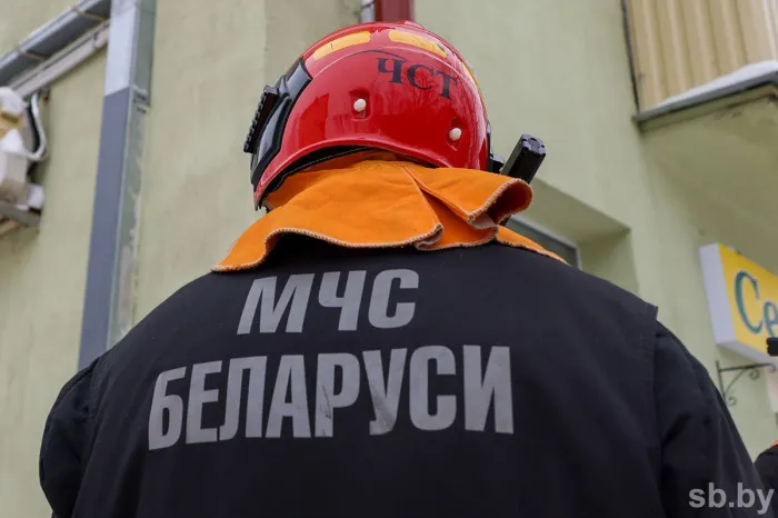 В Гомеле пожар охватил четыре гаража, уничтожил иномарку