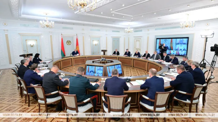 "Мужики, в бой!" Лукашенко требует по-военному решать задачи в ходе нынешней уборочной кампании