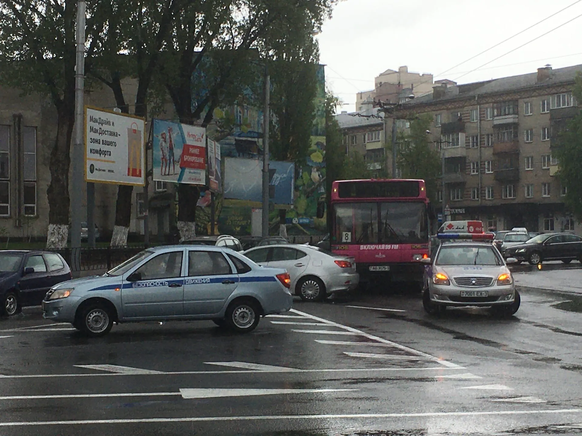 На кольце на Рогачевской произошло ДТП с участием автобуса и легковушки