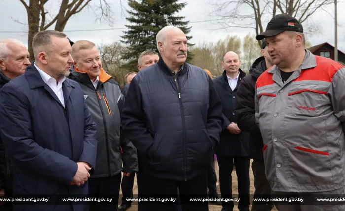 Лукашенко в Праздник труда ознакомился с "космическим кораблем" в отечественном тракторостроении