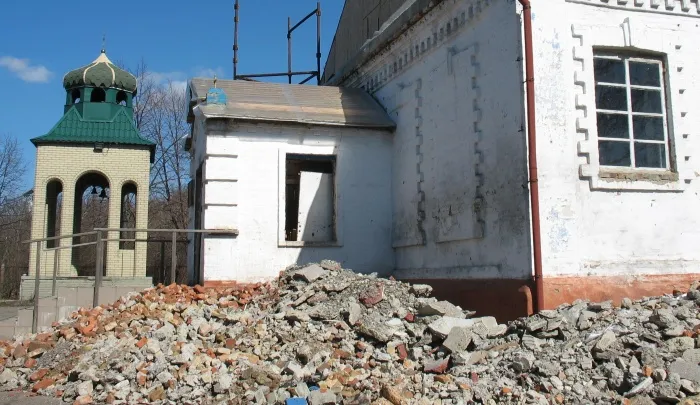 Церковные часы остановились за четверть часа до полудня. Из блокнота военного журналиста в Донбассе