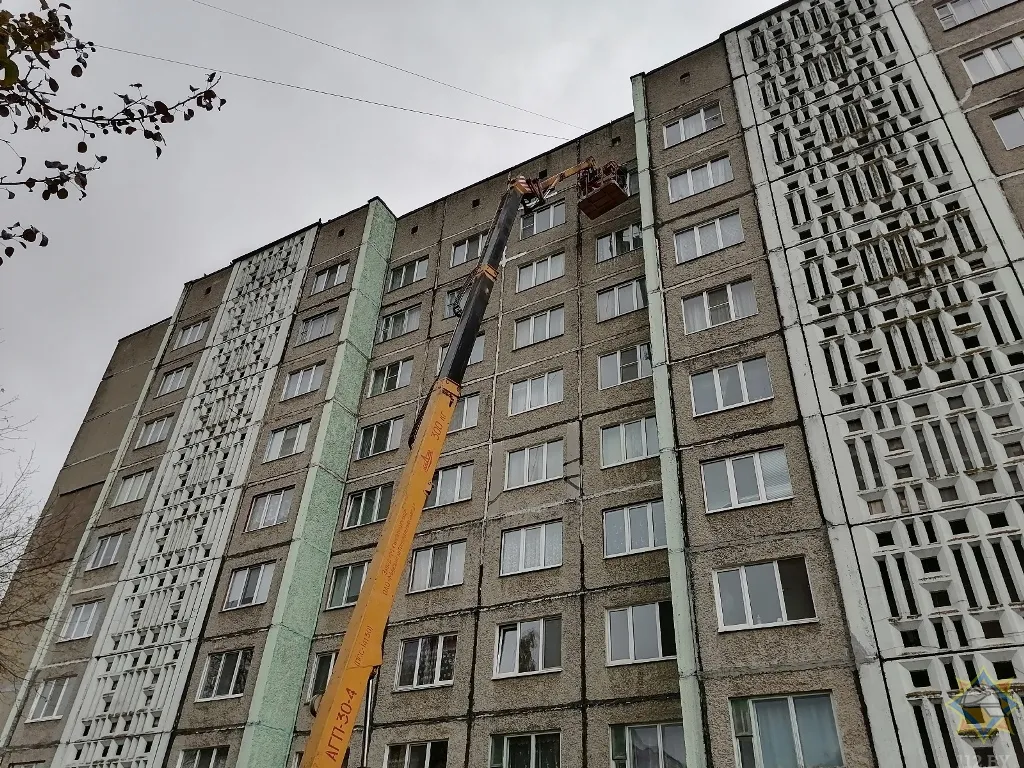 В Речице рабочие застряли на 27-метровой высоте: понадобилась помощь спасателей