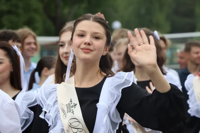 Торжественно, трогательно, волнительно для выпускников, их родителей и учителей прошел праздник последнего звонка в гимназии города Хойники