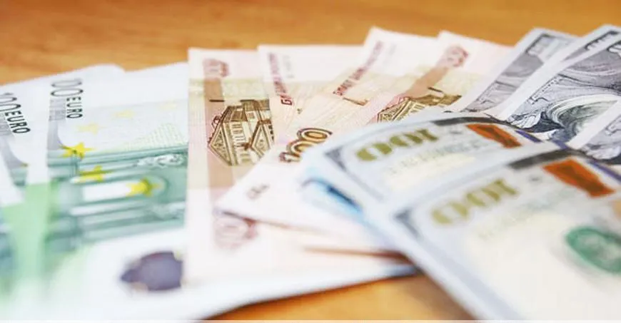 Доллар и евро на торгах 28 декабря подешевели, российский рубль подорожал