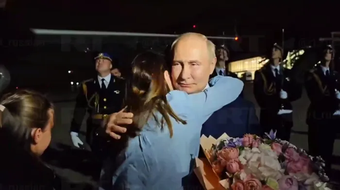 Путин лично встретил у трапа вернувшихся на родину россиян, которые находились в заключении в странах НАТО