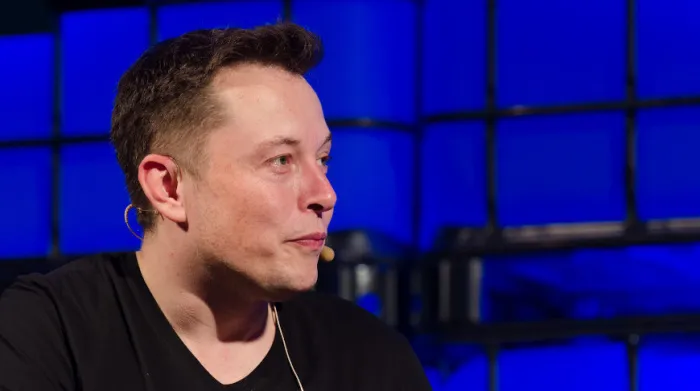 Гибрид человека и машины. Neuralink Маска ищет добровольца для вживления импланта в мозг