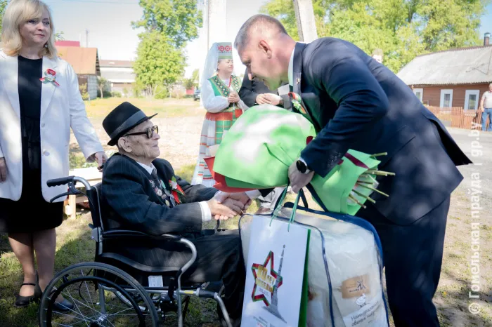 Вы наша слава: 102-летнего ветерана Александра Подлипского с наступающим Днем Победы поздравил помощник Президента - инспектор по Гомельской области Руслан Пархамович