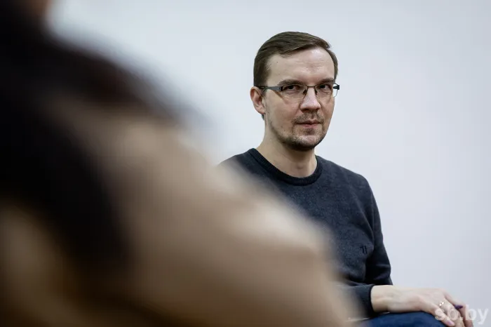 Пила водку, а потом забирала сына из сада. Истории людей, которые ходят на встречи семейного клуба трезвости