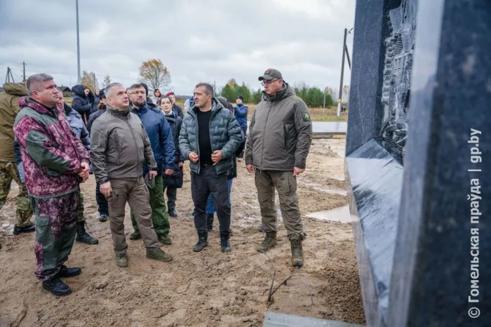 Клали плитку, благоустраивали мемориал: в деревню Первомайск Речицкого района на субботник приехали жители со всей Гомельской области