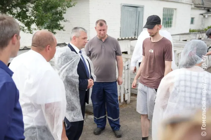 Учите молодежь... Иван Крупко и Руслан Пархамович проинспектировали молочно-товарную ферму "Новая Гута" совхоза-комбината "Сож"