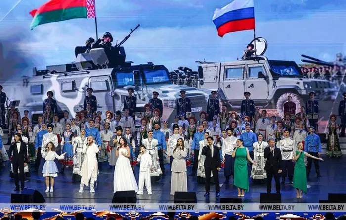 Ярко, душевно и в атмосфере дружбы. Праздничный концерт ко Дню единения народов Беларуси и России прошел в Минске