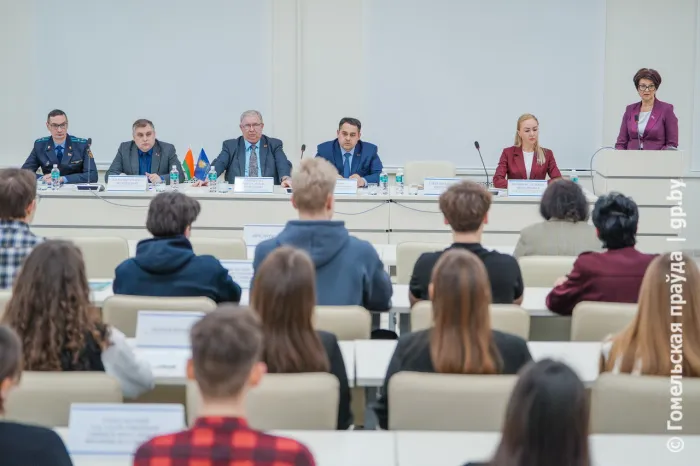 Это надо живым. В ГГУ имени Ф. Скорины прошел круглый стол, посвященный 80-летию Великой Победы