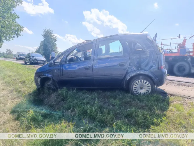 На автодороге под Речицей девушка-водитель съехала в кювет и опрокинулась