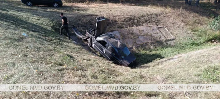 На территории Чечерского района произошло ДТП. Автомобиль в кювете, водителя госпитализировали