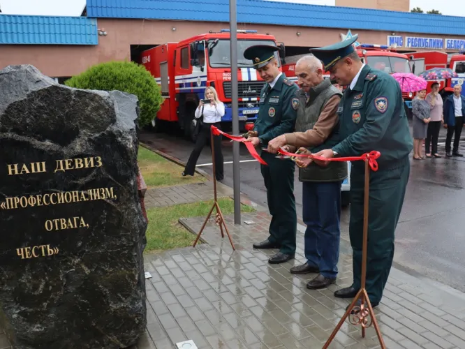 В Речице открыли памятный знак в честь спасателей-пожарных