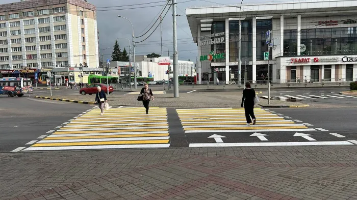 В Гомеле на перекрестке проспекта Победы и улицы Привокзальная нанесена новая разметка - двойная зебра с направляющими стрелками