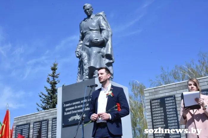 В агрогородке Бобовичи Гомельского района открыли обновленный памятник погибшим землякам