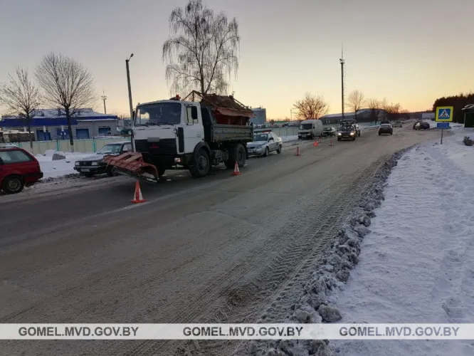 В Речицком районе МАЗ сбил двух женщин
