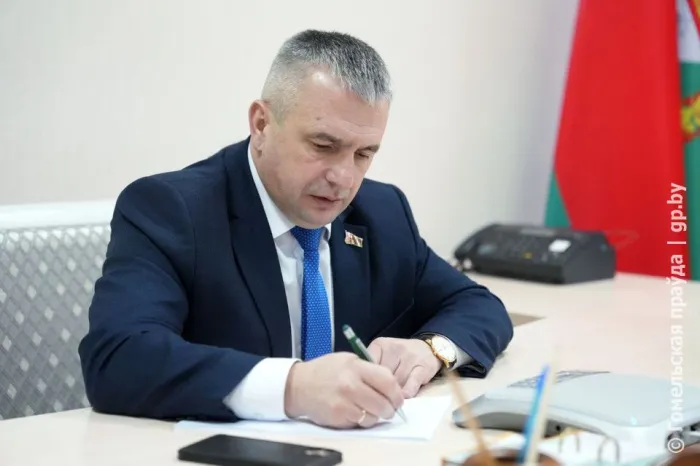 По дороге на улице Богданова в Гомеле невозможно проехать, а в речицкой бане закрыт буфет: прямую линию провел губернатор Иван Крупко 