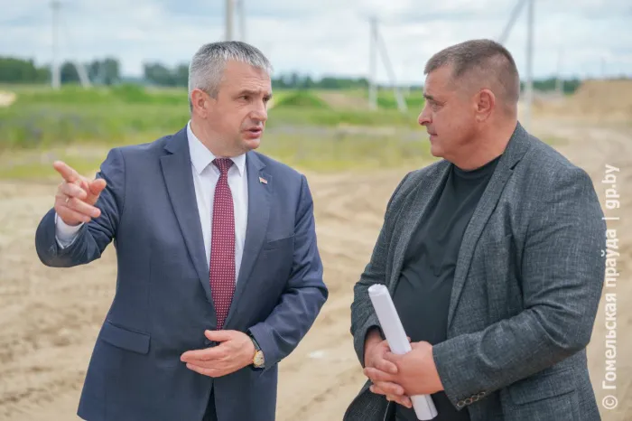 От фундамента до первых надоев. Губернатор проинспектировал строительство на Ветковщине знакового животноводческого объекта