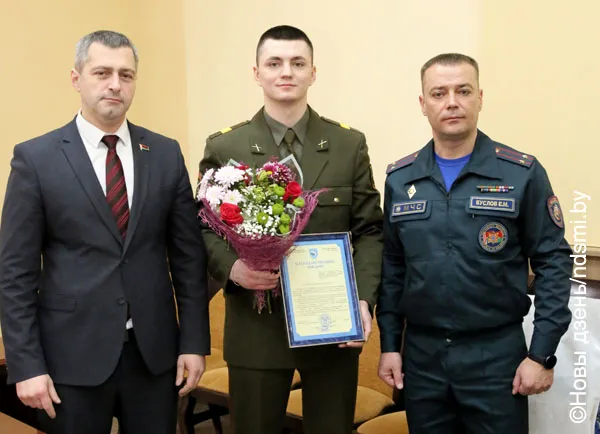 В Жлобине чествовали земляка, сержанта контрактной службы Алексея Кушнера, спасшего на пожаре двух человек