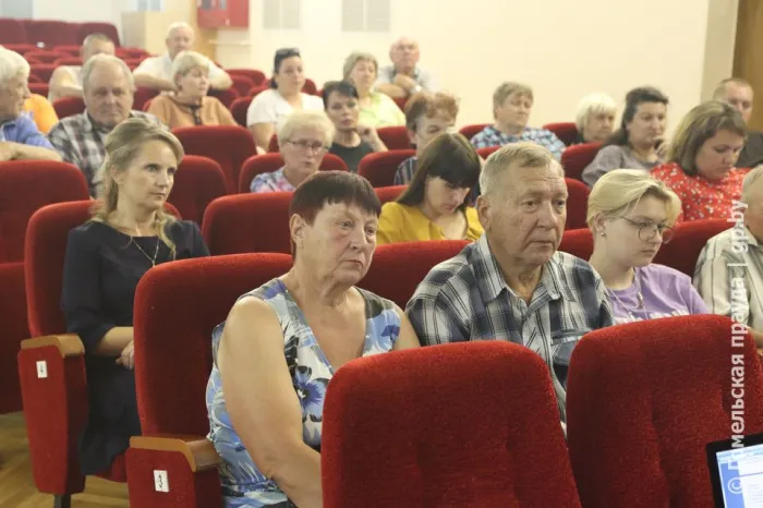 Жители Лоевского района пожаловались на качество медицины. В райцентр приехали представители облисполкома и ответили на волнующие вопросы