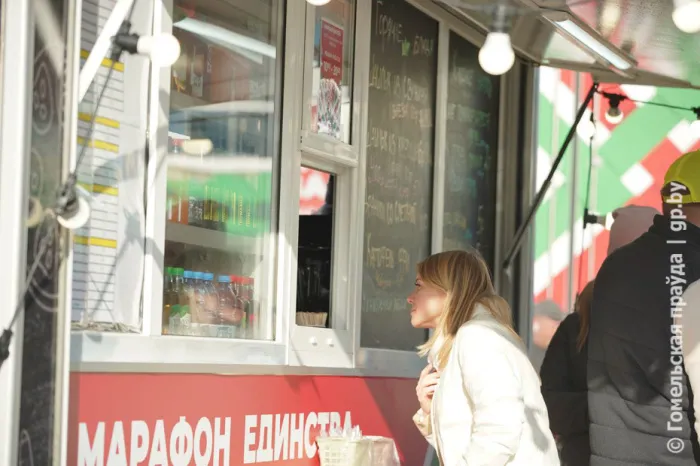 Хватает и хлеба, и зрелищ: на площадке у Ледового дворца в Жлобине работают фудтраки