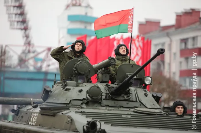 На стыке прошлого с будущим: праздничные мероприятия в Гомеле завершились военным парадом