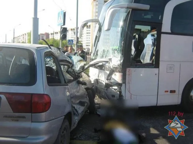 В Бобруйске в ДТП попал автобус со школьниками из Жлобина. Трое взрослых погибли 